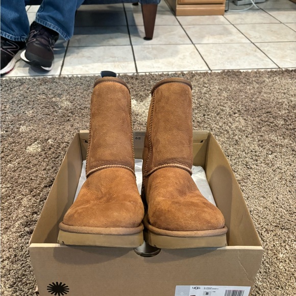 UGG - Picture 3 of 4